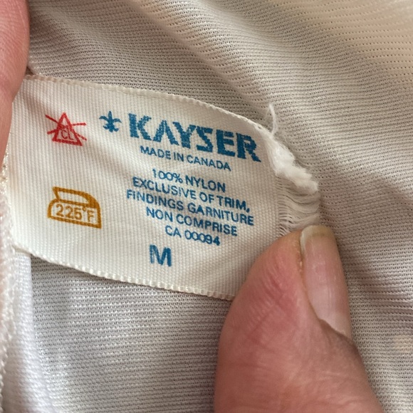 White gourmet with the lace at the bottom 100% Nylon Made in Canada - Picture 6 of 6